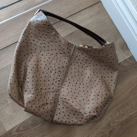 GILI🔥 Ostrich Embossed Hobo Bag - Picture 4 of 17